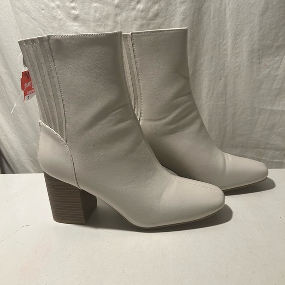 Journee Collection ivory color ankle boots 3 “ block heels, zip up back size 10 - Picture 2 of 7